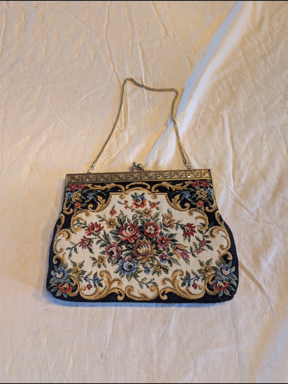 2/50$ Vintage Floral Tapestry Clutch with Gold Frame and Chain